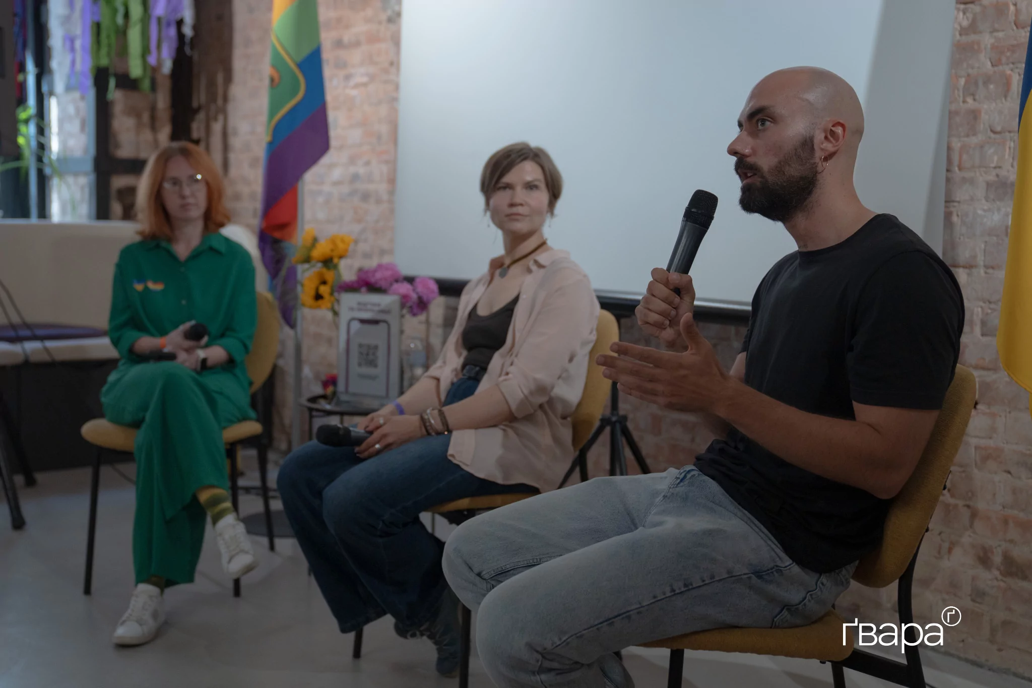 зображення до посту: Поліція перекриває вулицю, праві заявляють про гріх, а квір-спільнота вимагає поваги. ХарківПрайд у деталях