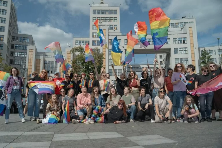 Поліція перекриває вулицю, праві заявляють про гріх, а квір-спільнота вимагає поваги. ХарківПрайд у деталях