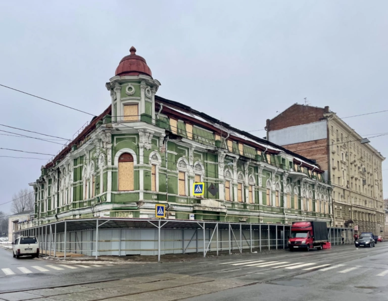 Харківські пабліки винесли вирок «зеленому будинку». Розбираємося, чи справді його треба зносити