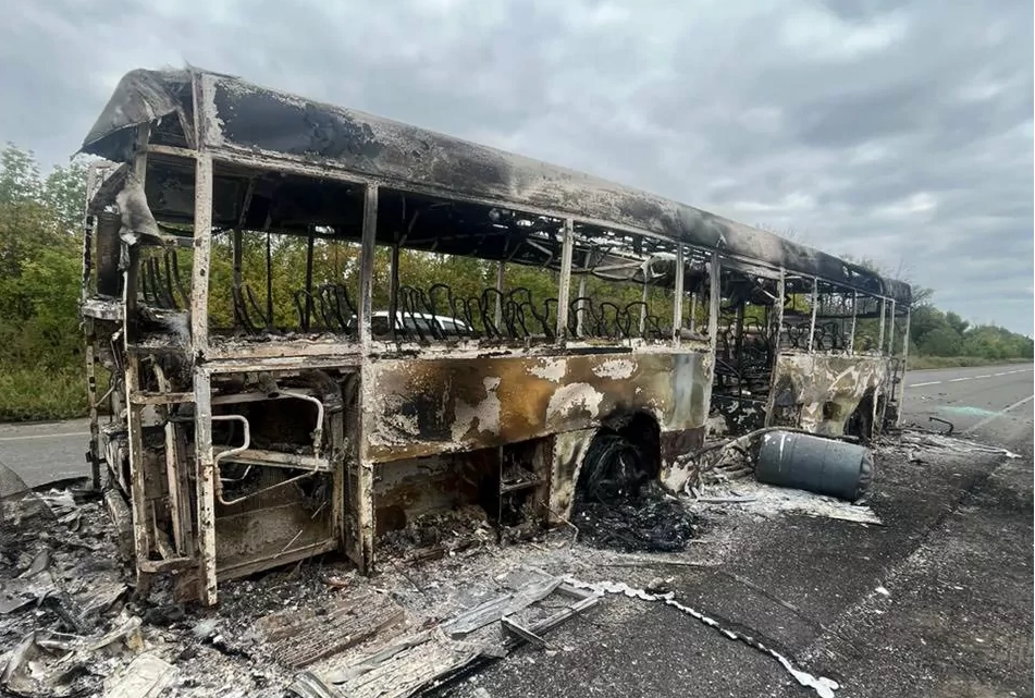 Bus on the Izium-Sloviansk highway burned down by Russian FPV drone strike