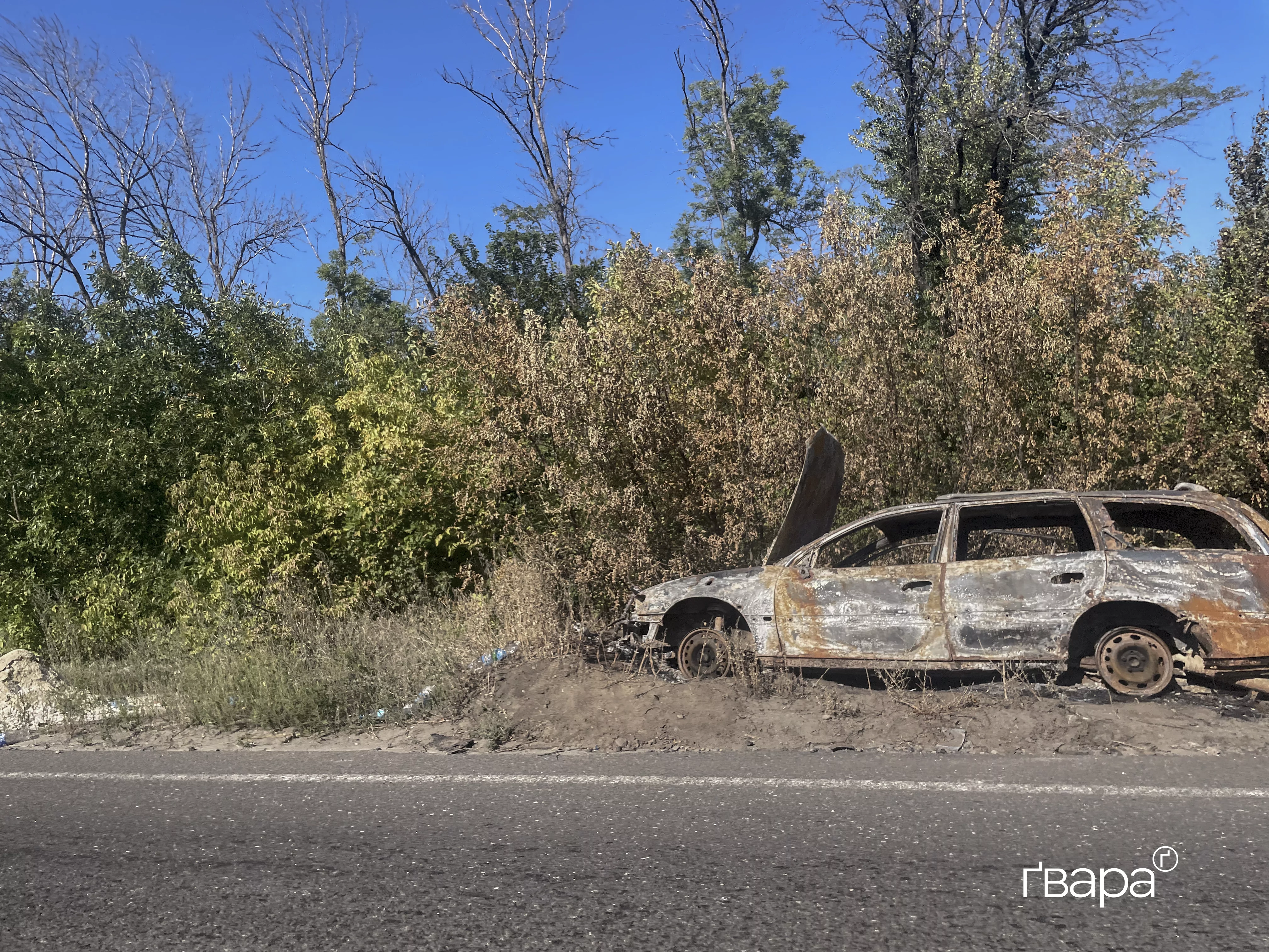 Розбита легкова автівка на трасі Ізюм-Слов'янськ. 7 серпня 2025