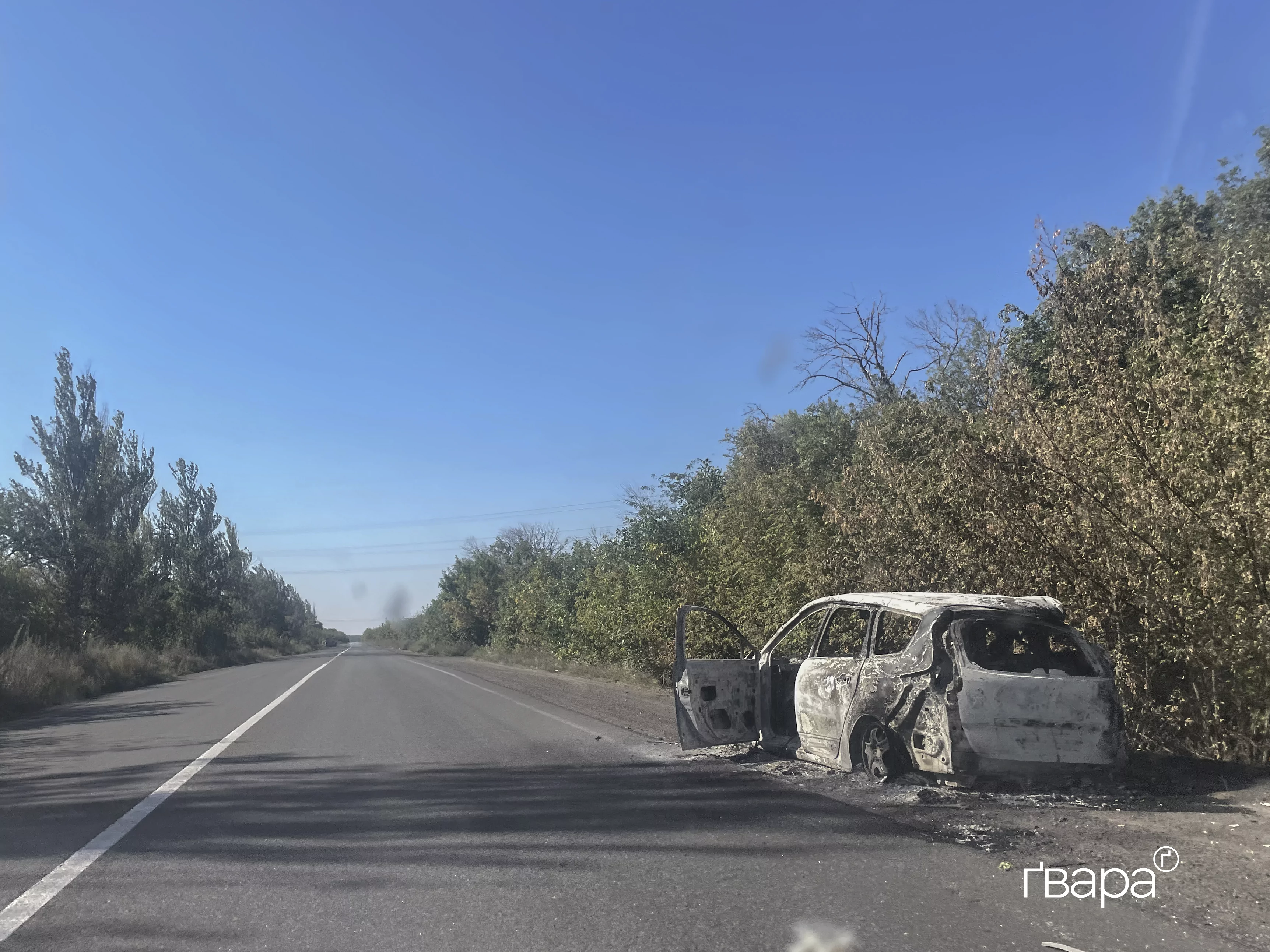 Ще одна розбита легкова автівка на трасі Ізюм-Слов'янськ. 7 серпня 2025 / Фото: Ґвара Медіа, Яна Слємзіна