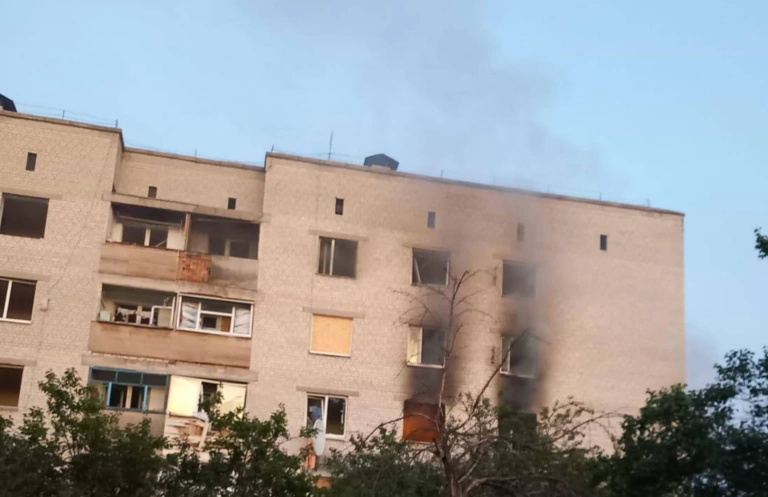 У Боровій російський безпілотник влучив у вікно багатоповерхівки