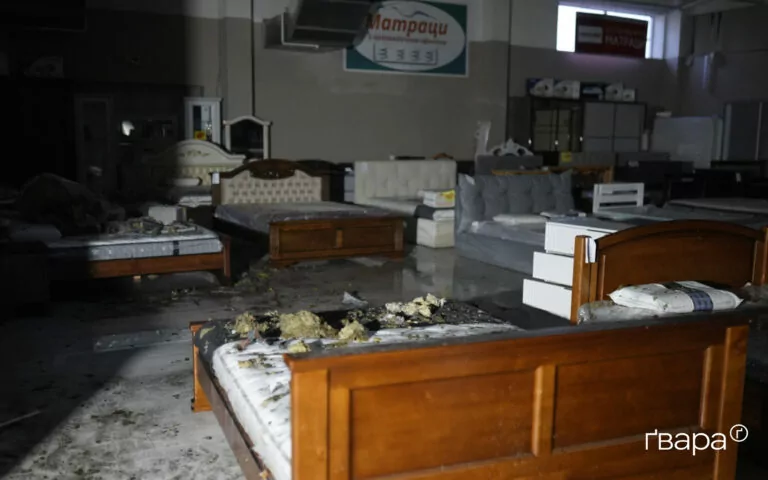 Росіяни вдруге вдарили по меблевому магазину Київського району Харкова — фото