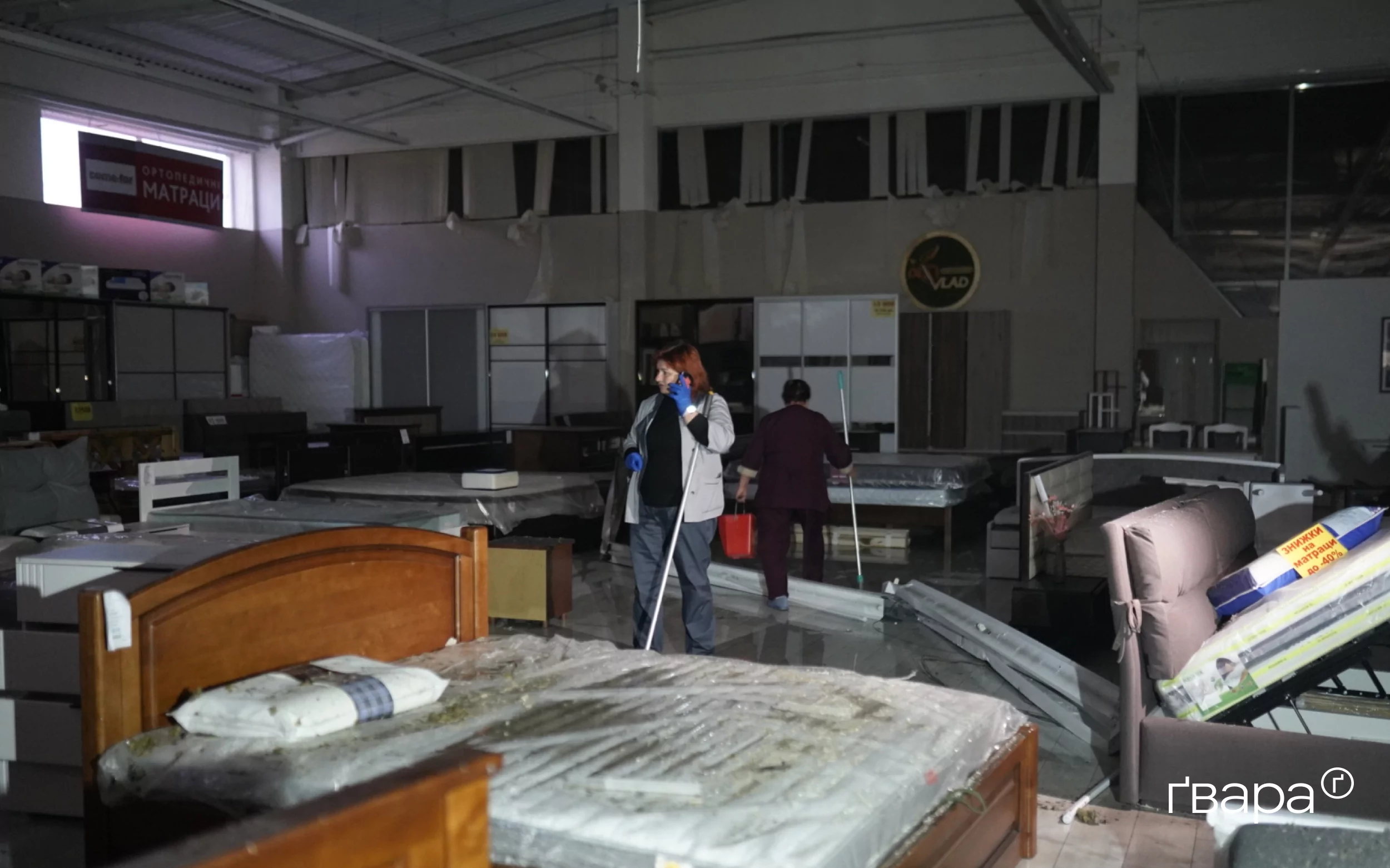 зображення до посту: Росіяни вдруге вдарили по меблевому магазину Київського району Харкова — фото