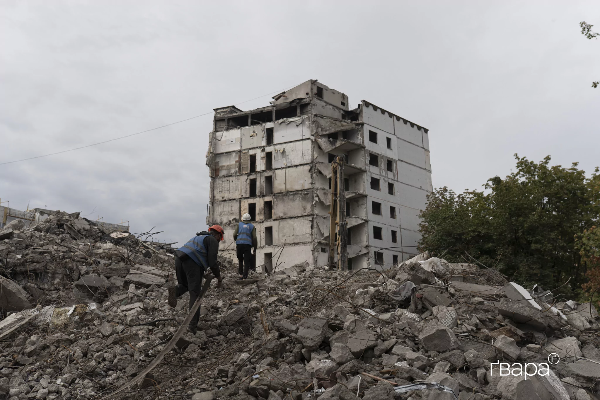 зображення до посту: У Харкові демонтують будинки, пошкоджені внаслідок російських обстрілів — фото