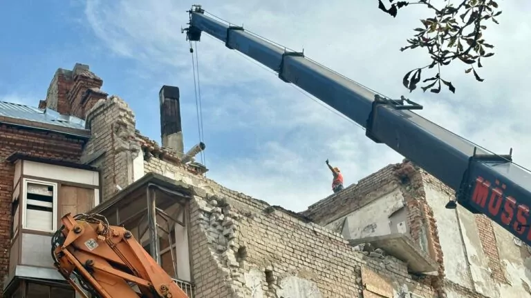 На вул. Свободи розпочато аварійно-відновлювальні роботи в багатоквартирному житловому будинку