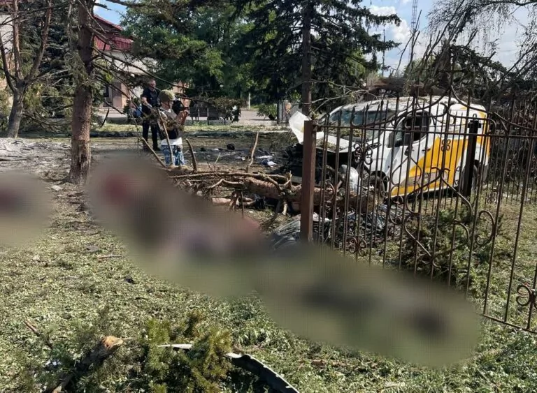 Щонайменше 21 людина загинула через російський удар по селищу на Донеччині