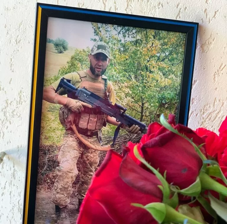 В Індустріальному районі Харкова відкрили меморіальну дошку загиблому українському військовому