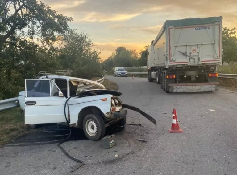 У Чугуївському районі сталася ДТП: постраждали двоє людей