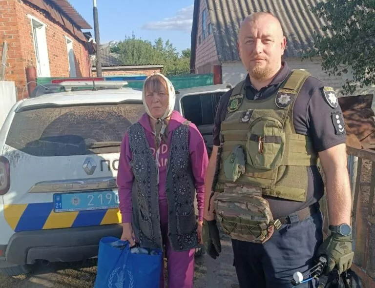 З Куп’янщини евакуювали жінку, яка взяла з собою лише собаку