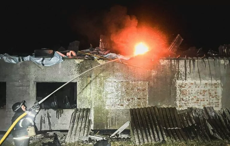 Рятувальники показали наслідки удару по агропідприємству на Куп’янщині