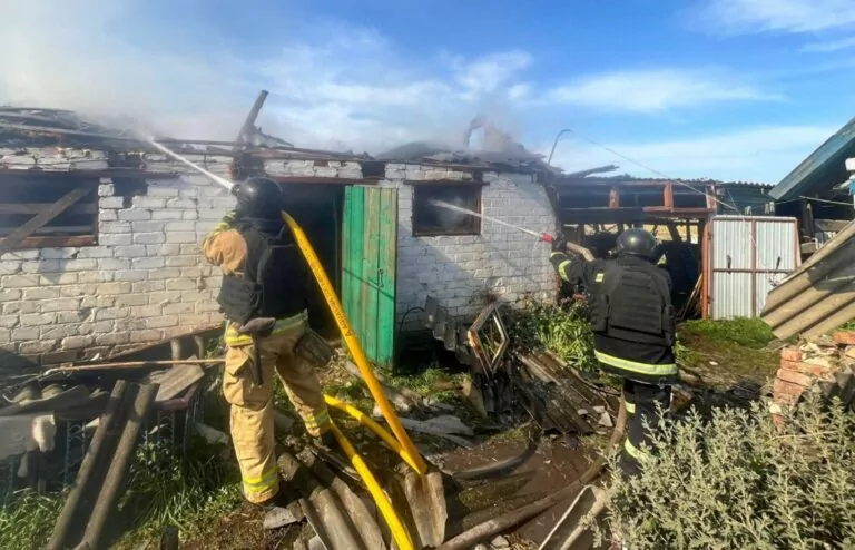 Росіяни скинули три авіабомби на село Харківської області: постраждала жінка