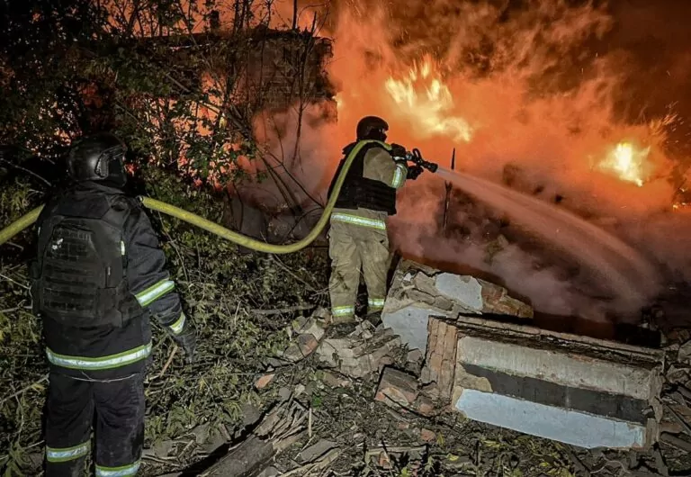 РФ вночі вдарила по комунальному підприємству на Харківщині: загинула людина  