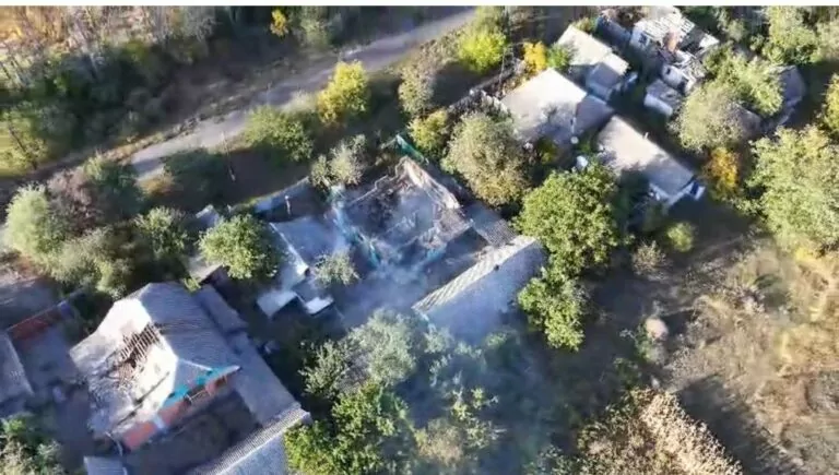 Росіяни вдарили чотирма авіабомбами по Золочеву: постраждала жінка