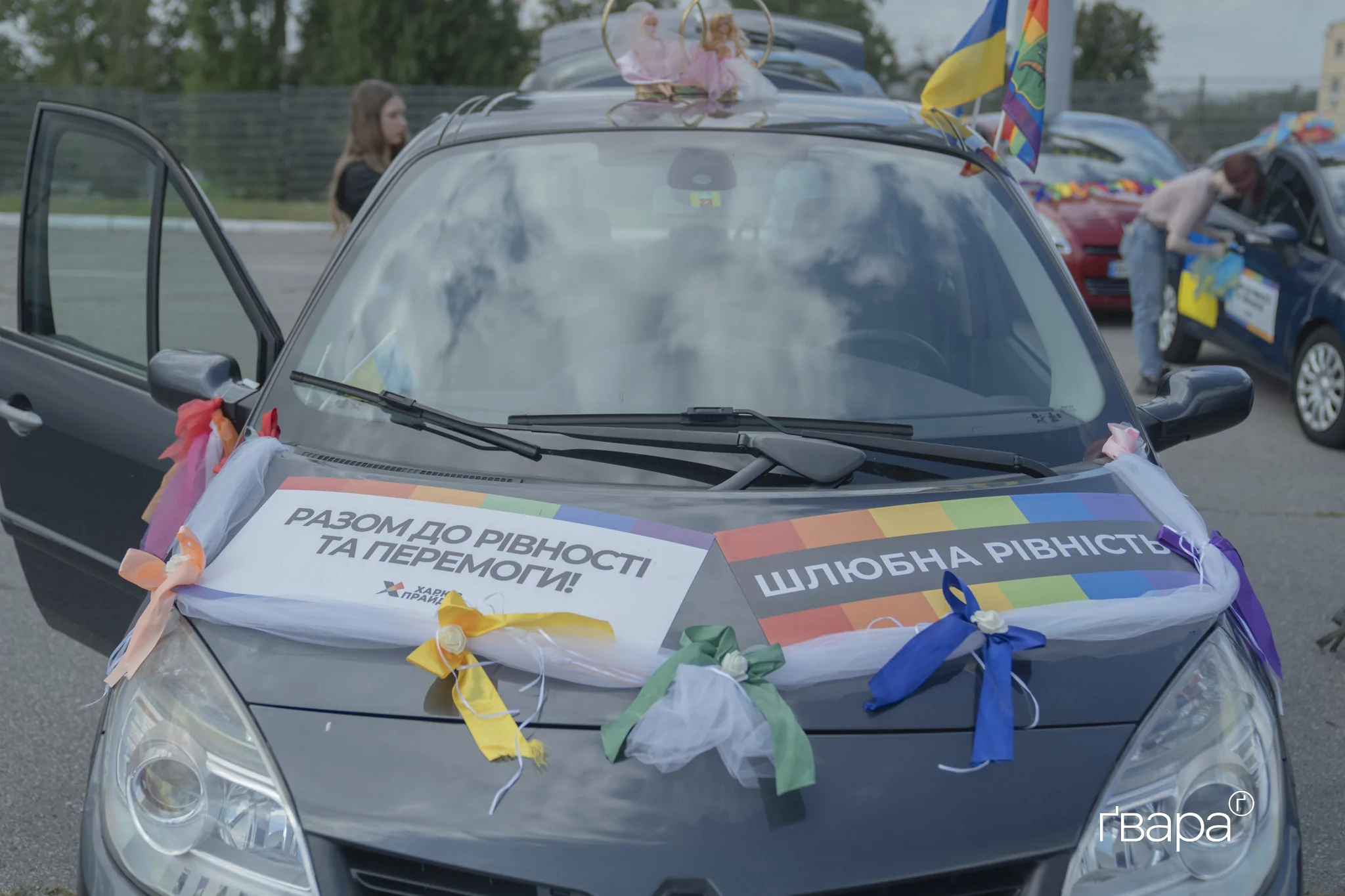 зображення до посту: Поліція перекриває вулицю, праві заявляють про гріх, а квір-спільнота вимагає поваги. ХарківПрайд у деталях