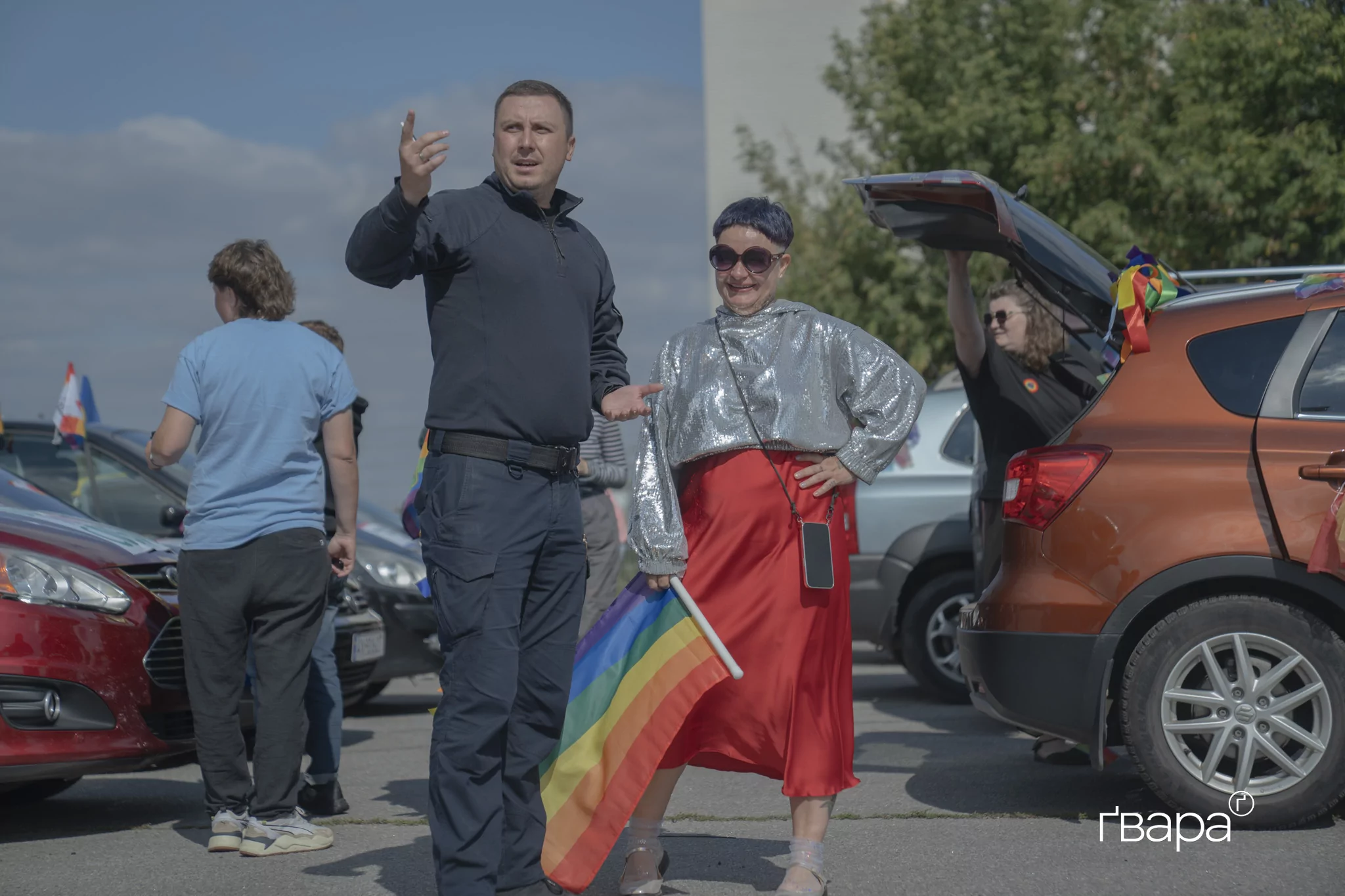 зображення до посту: Поліція перекриває вулицю, праві заявляють про гріх, а квір-спільнота вимагає поваги. ХарківПрайд у деталях