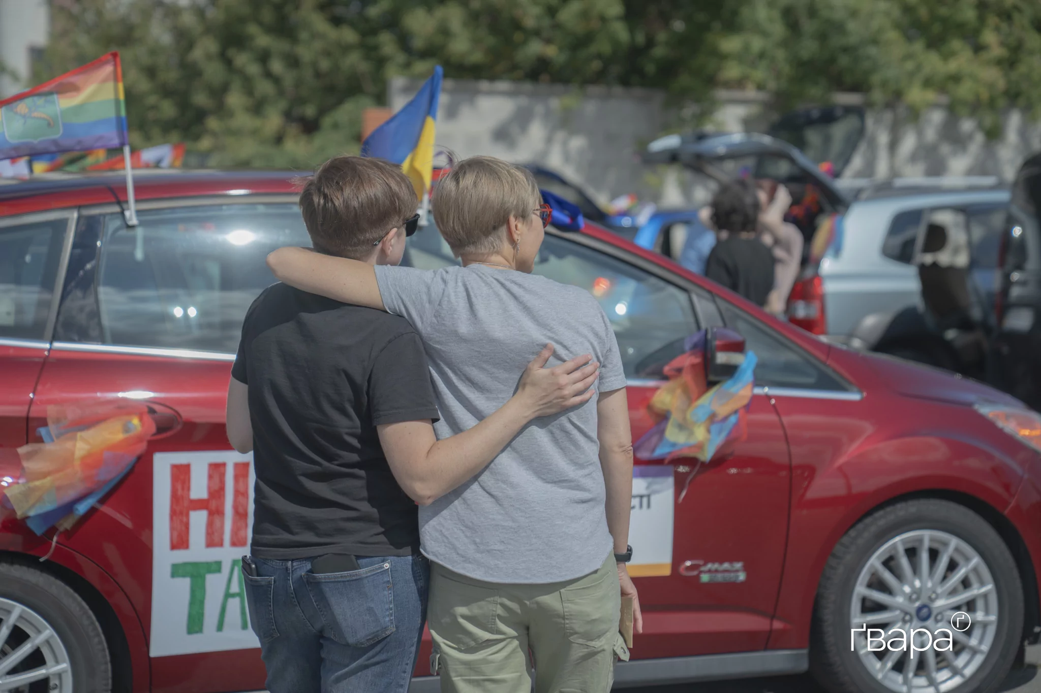 зображення до посту: Поліція перекриває вулицю, праві заявляють про гріх, а квір-спільнота вимагає поваги. ХарківПрайд у деталях