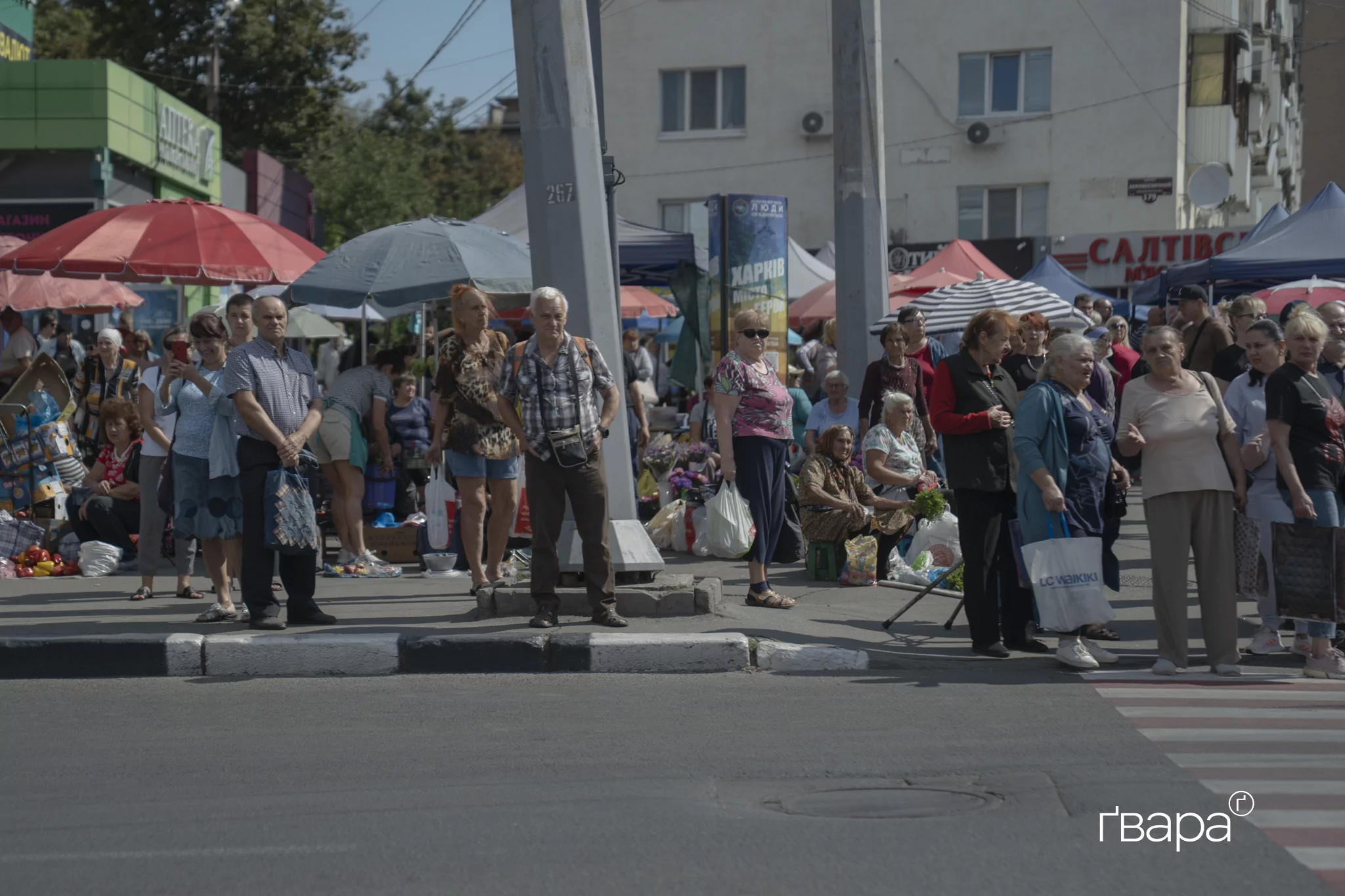 зображення до посту: Поліція перекриває вулицю, праві заявляють про гріх, а квір-спільнота вимагає поваги. ХарківПрайд у деталях