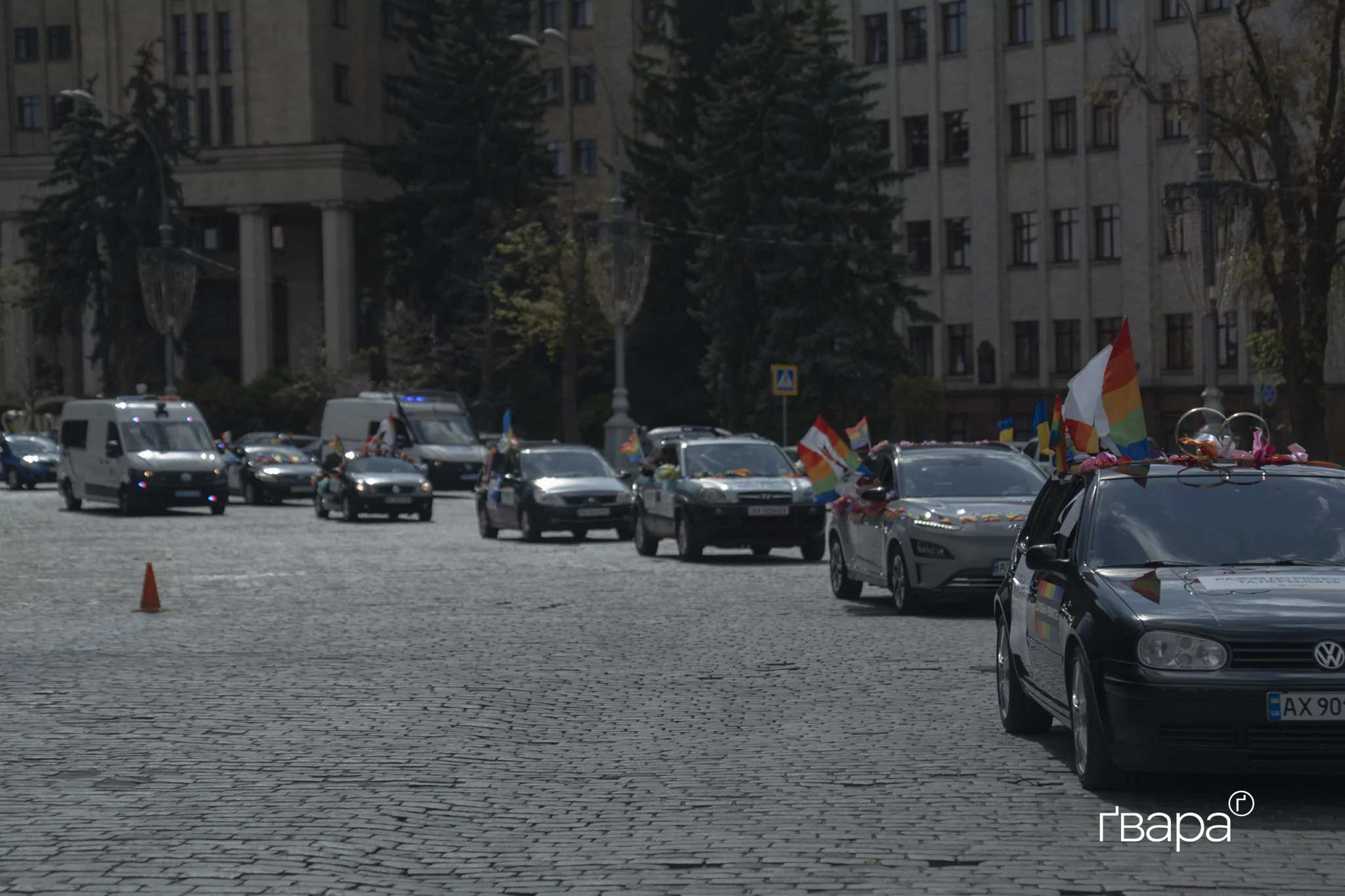 зображення до посту: Поліція перекриває вулицю, праві заявляють про гріх, а квір-спільнота вимагає поваги. ХарківПрайд у деталях