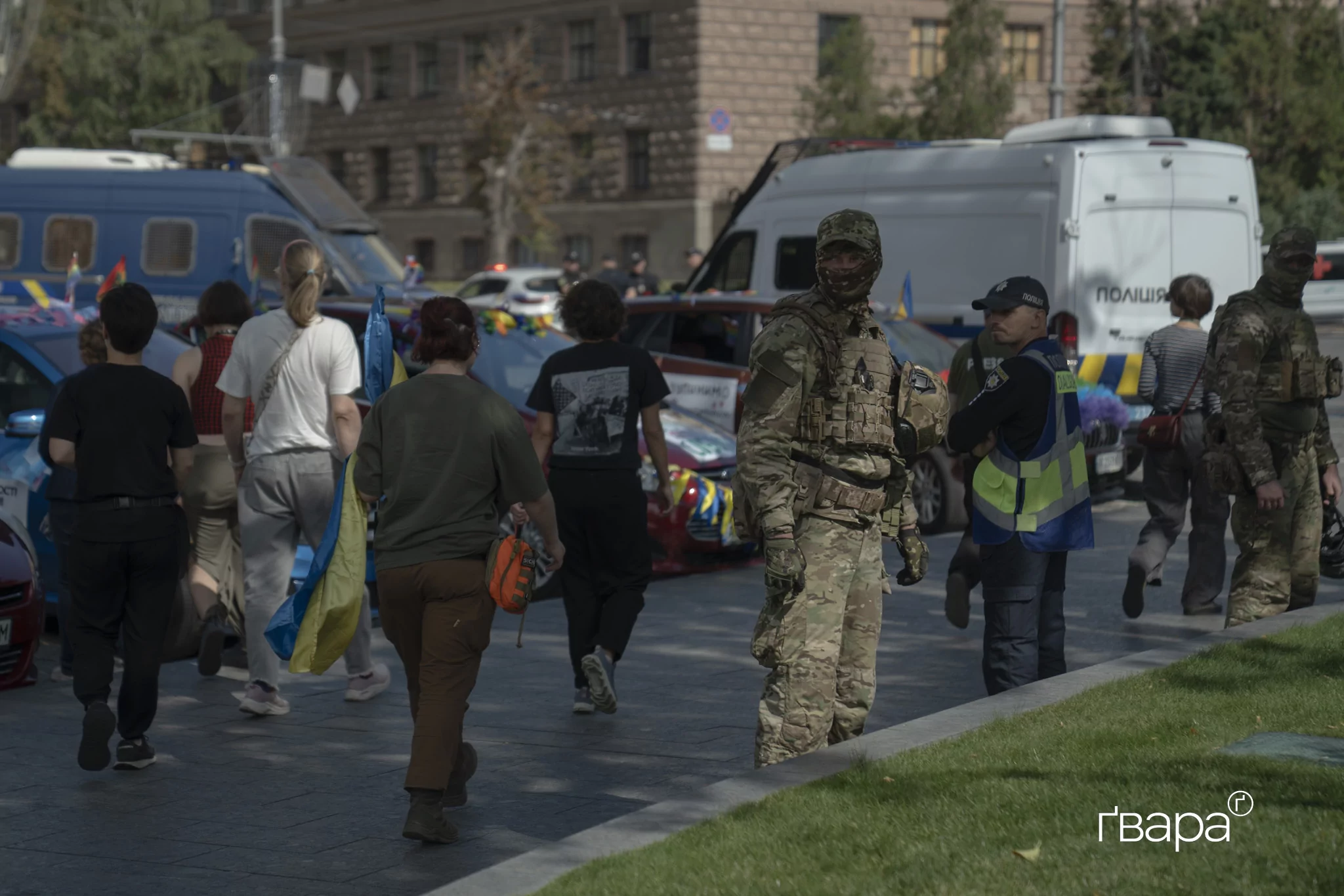 зображення до посту: Поліція перекриває вулицю, праві заявляють про гріх, а квір-спільнота вимагає поваги. ХарківПрайд у деталях