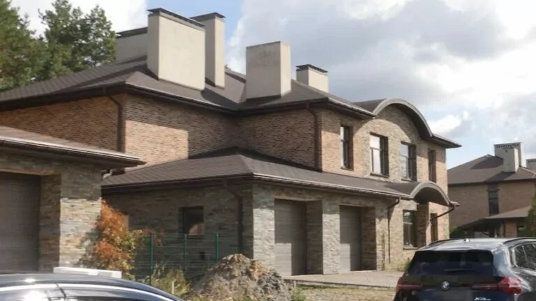 Дружина постачальника для будівництва фортифікацій на Харківщині придбала будинки під Харковом та Києвом