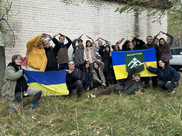 Бійці «Хартії» допомогли законсервувати зруйновану обстрілами будівлю на Харківщині