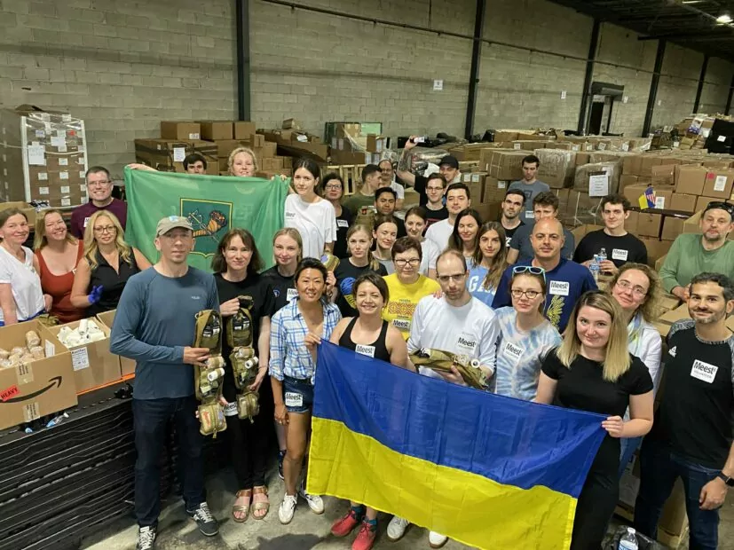 Volounteers are holding flags of Ukraine and Kharkiv / Photo: Olena Blyednova personal archives  