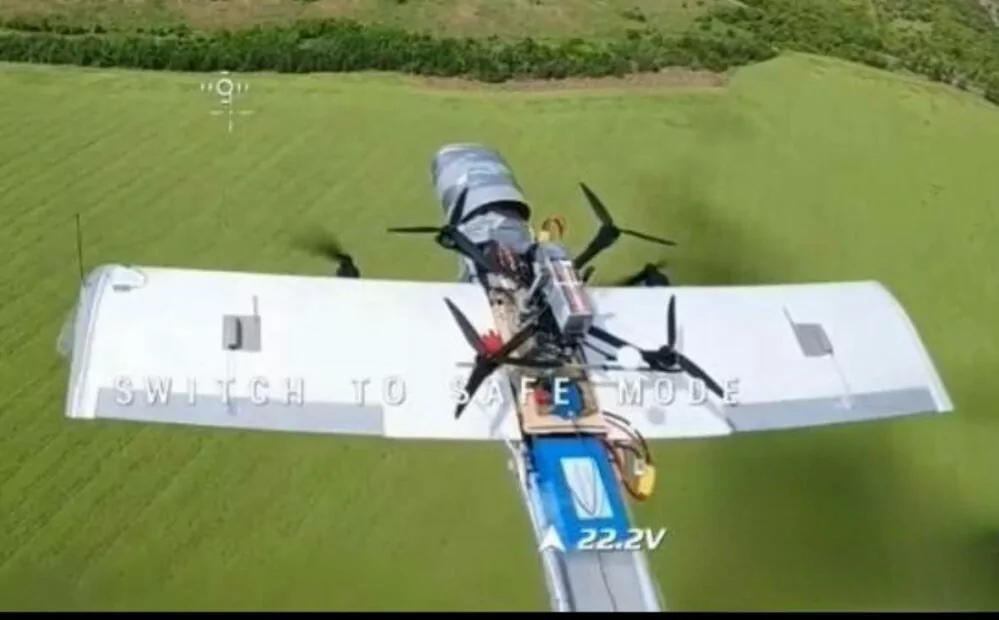 Молнія, яка несе FPV дрон