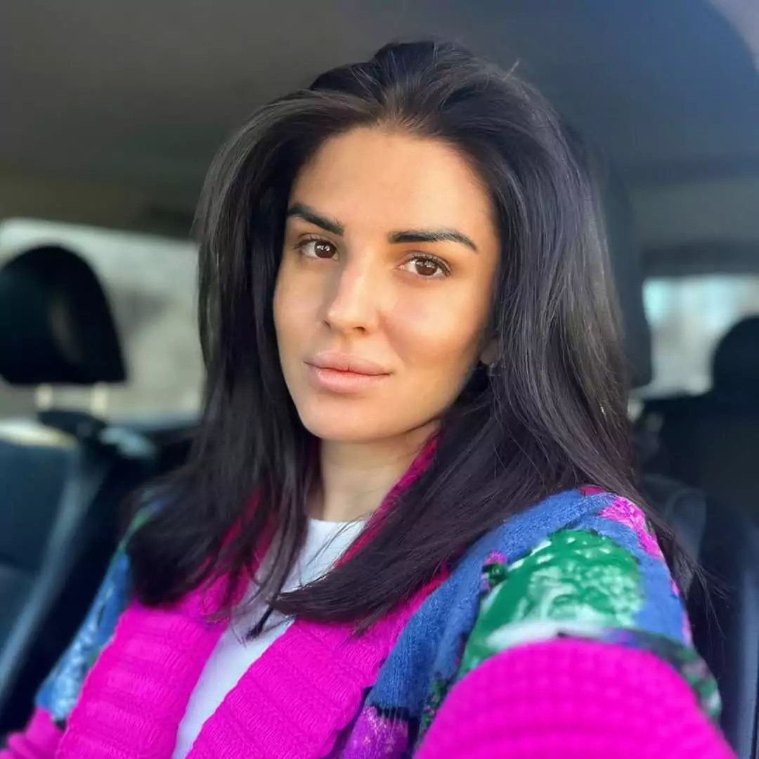 Неллі Цибульник у машині.