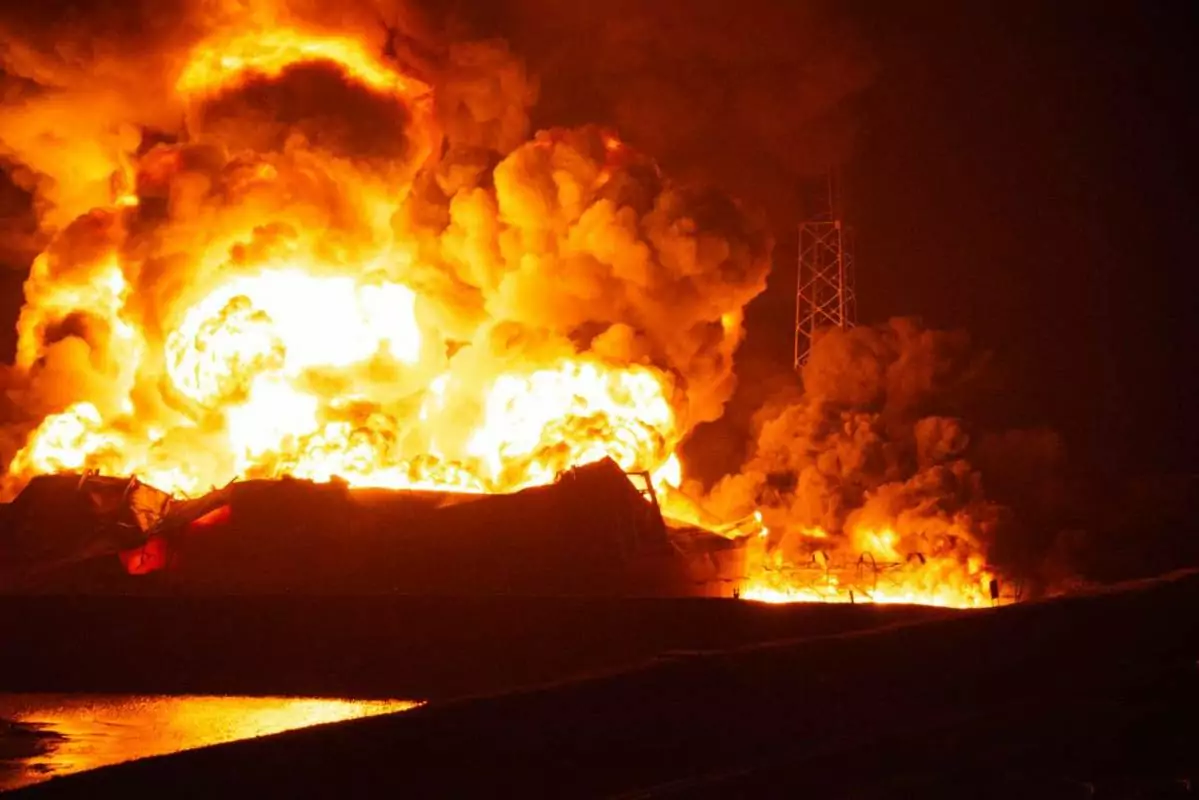 Пожежа на об'єкті газової інфраструктури після російських обстрілів.