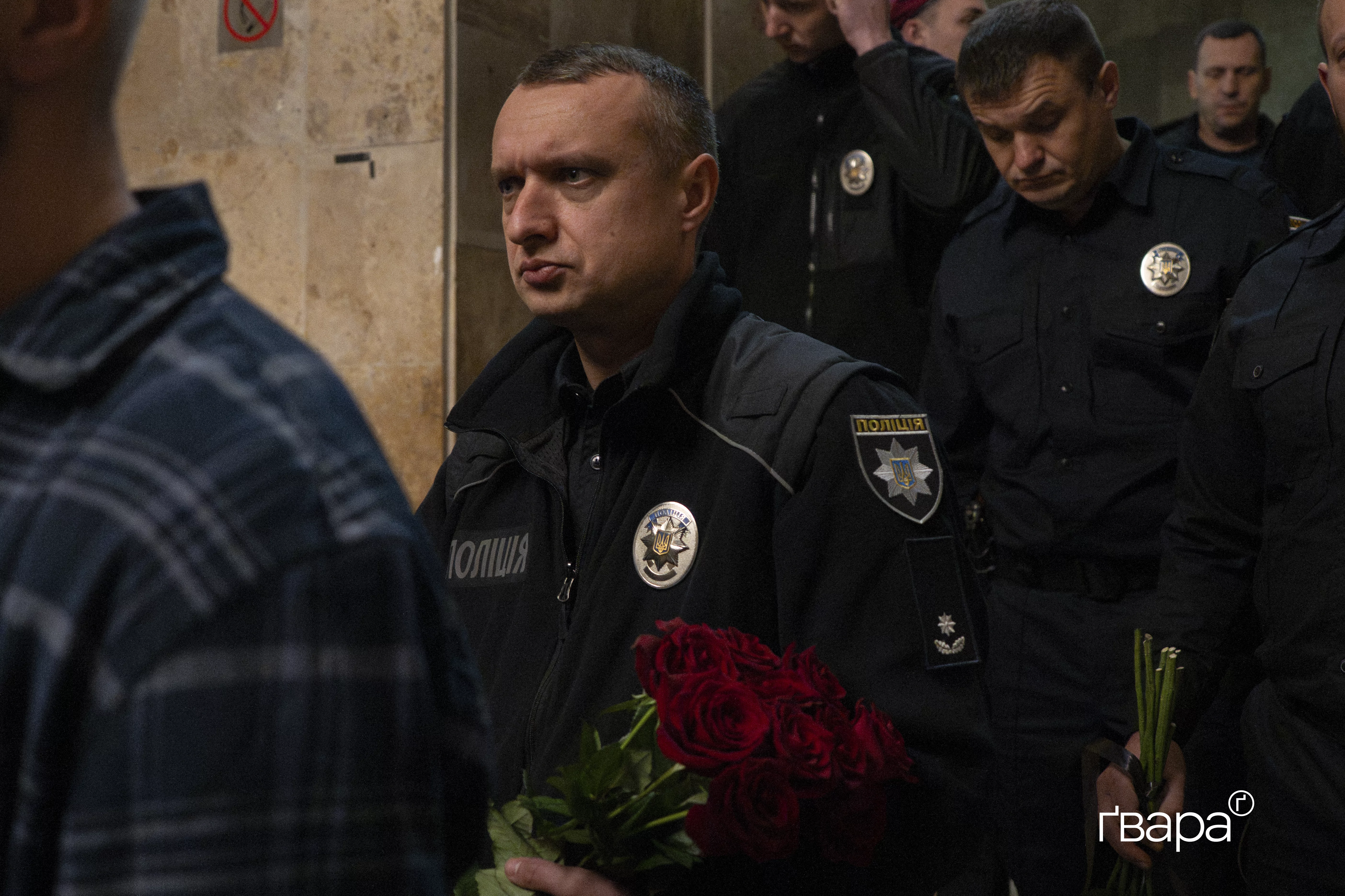 поліцейські на прощанні із колегою