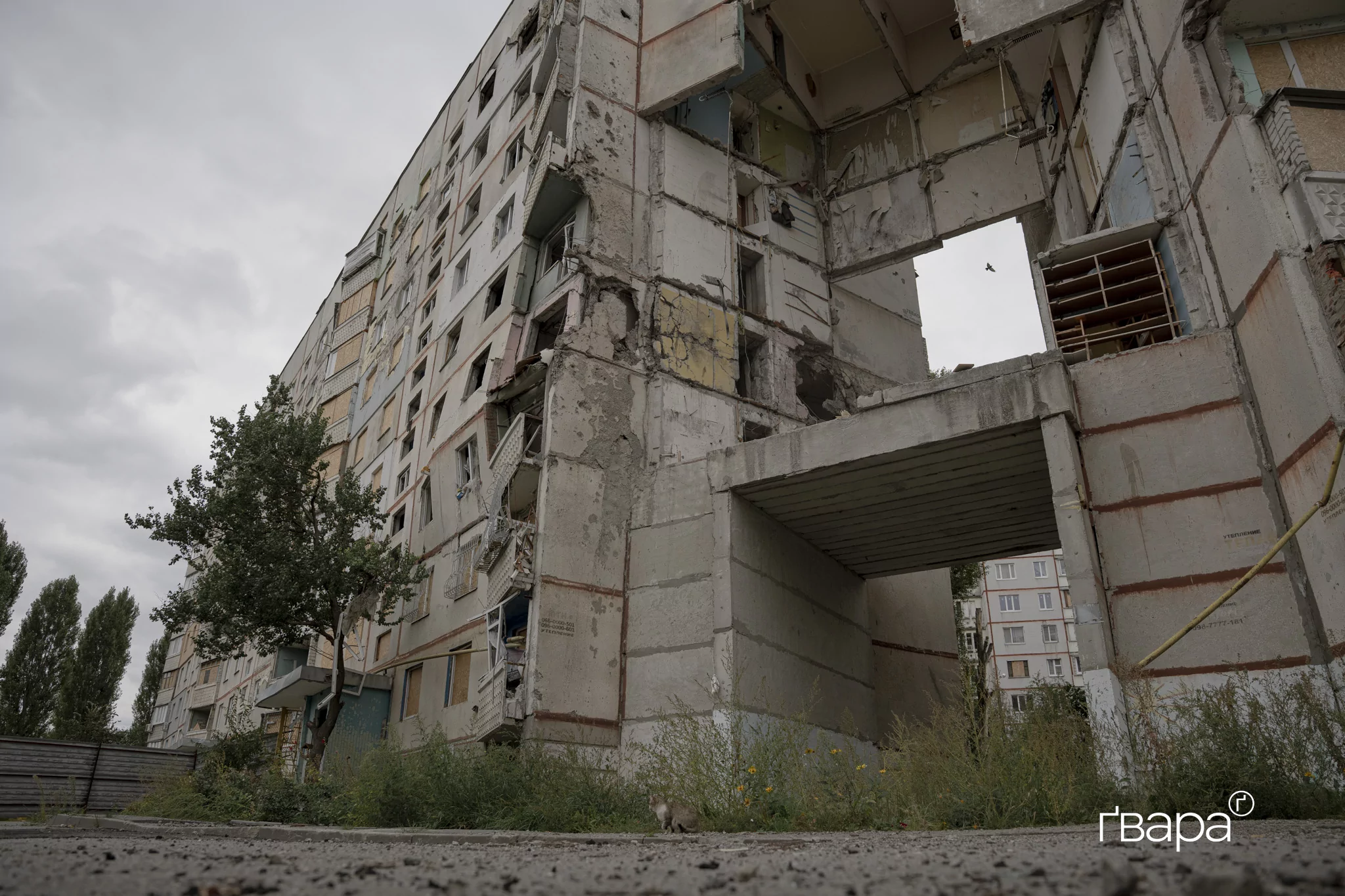 Під'їзди №3 та №4 будинку Метробудівників, 40