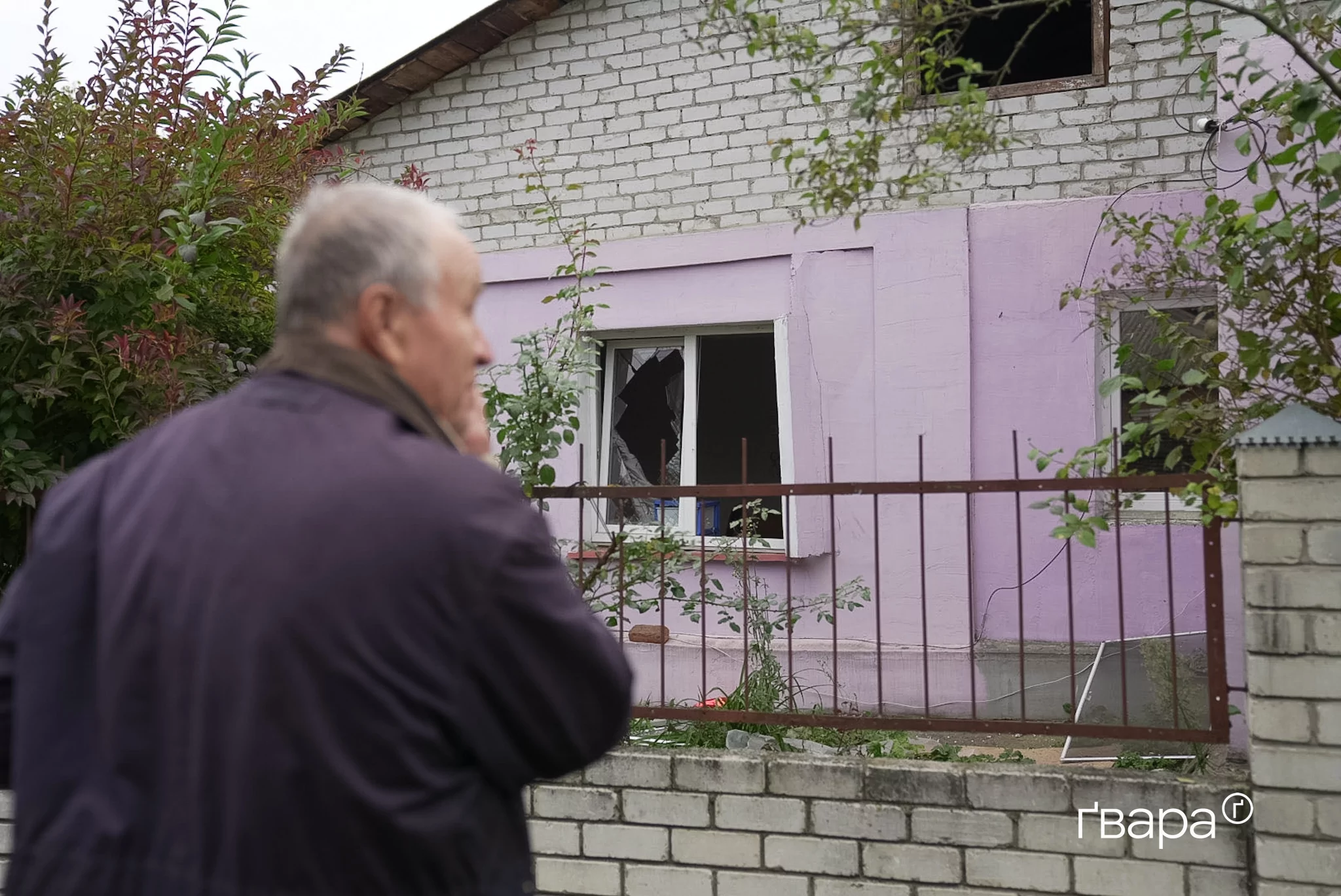 місцевий біля зруйнованого будинку у Харкові