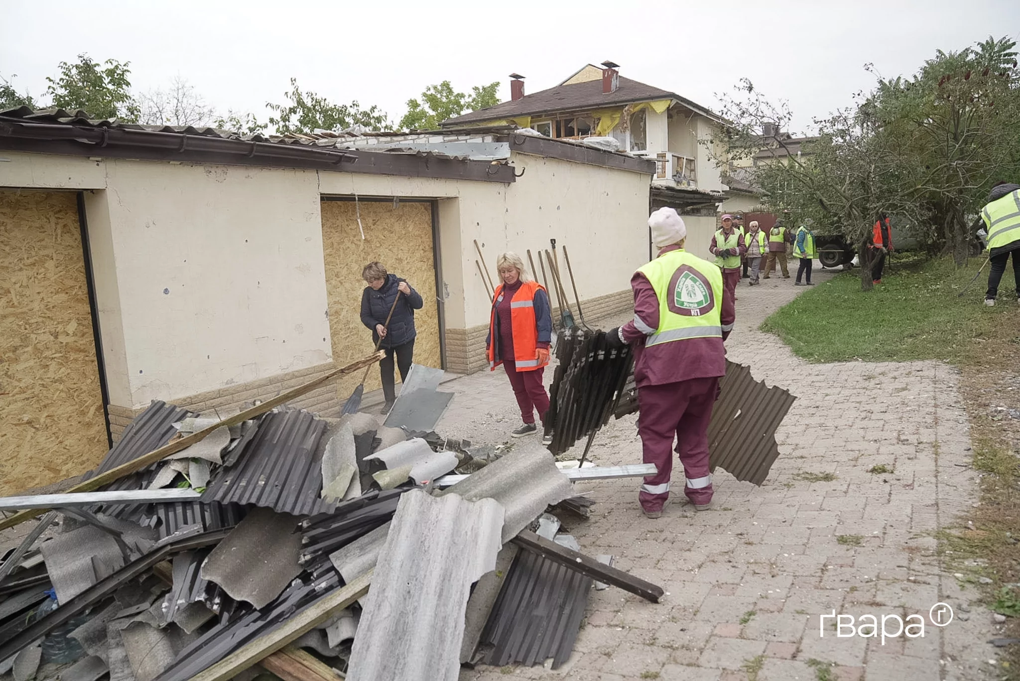 комунальники прибирають наслідки атаки