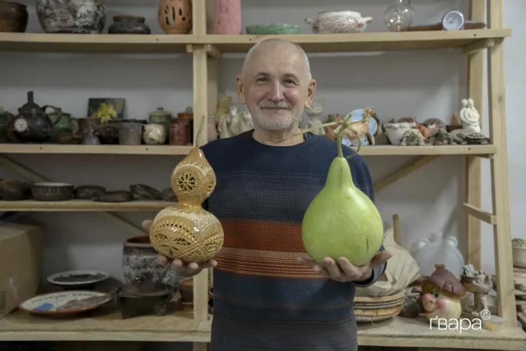 Лагенарії — тропічні гарбузи, які куп’янський митець перетворює на світильники