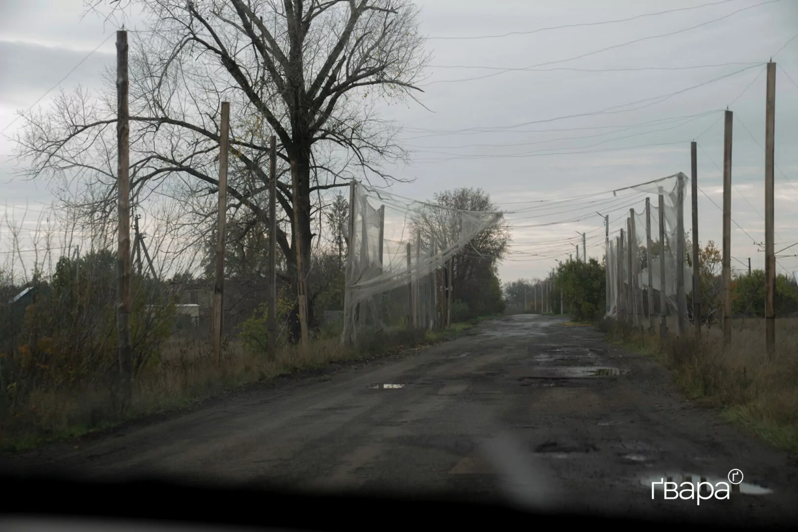 Антидронові сітки встановлюють між Цупівкою та Прудянкою Дергачівської громади, жовтень 2025 року