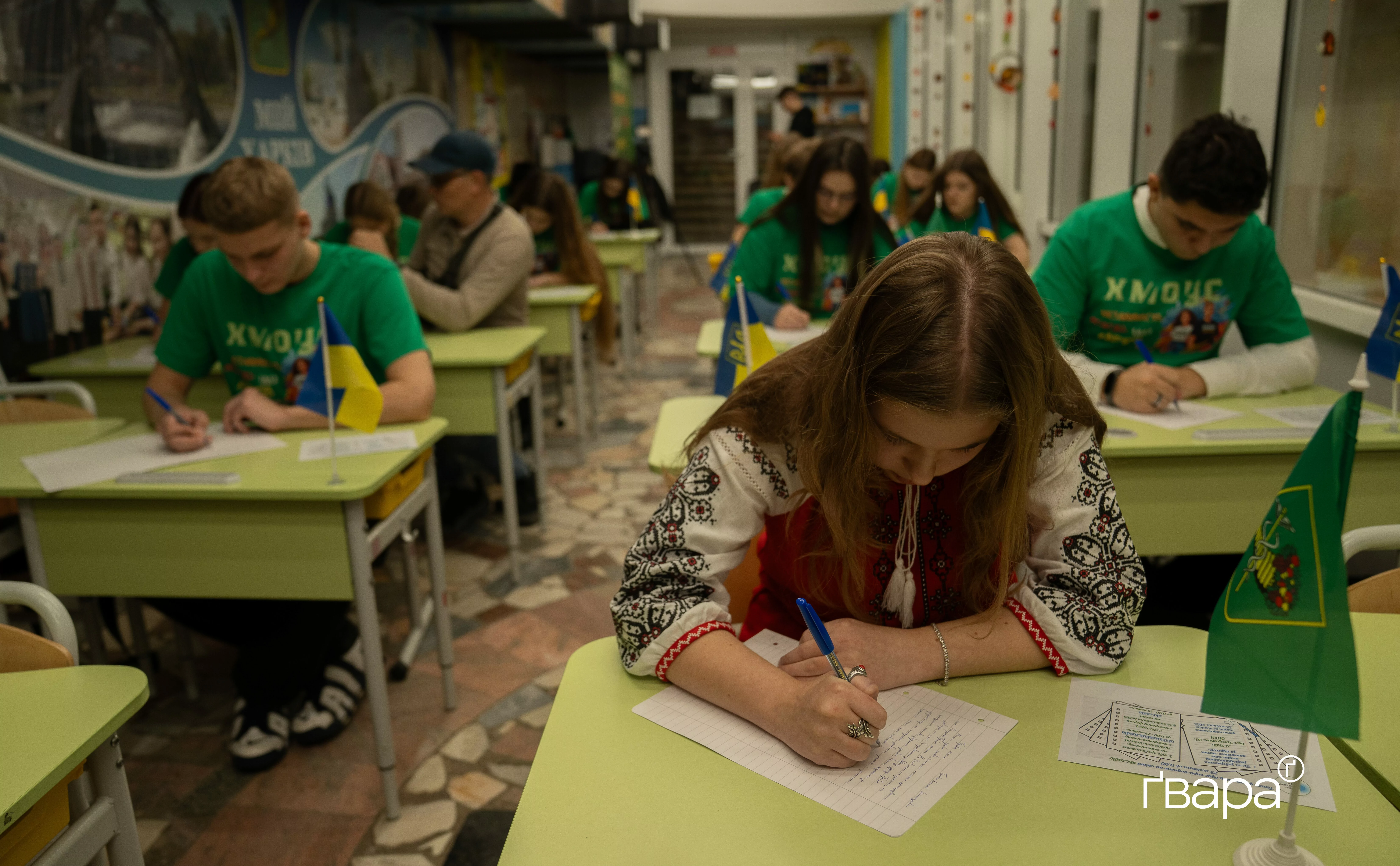 учні пишуть радіодиктант у метро