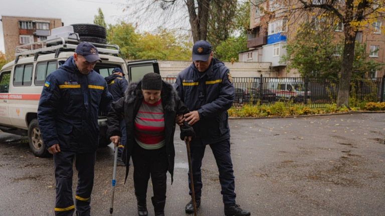 З прифронтового села Золочівської громади рятувальники евакуювали пару літніх людей