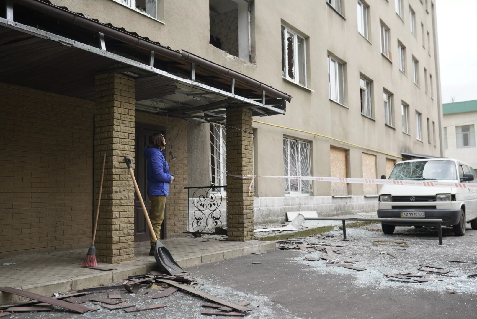 Russian FPV drone strikes the central Kharkiv, Oct. 13, 2025
