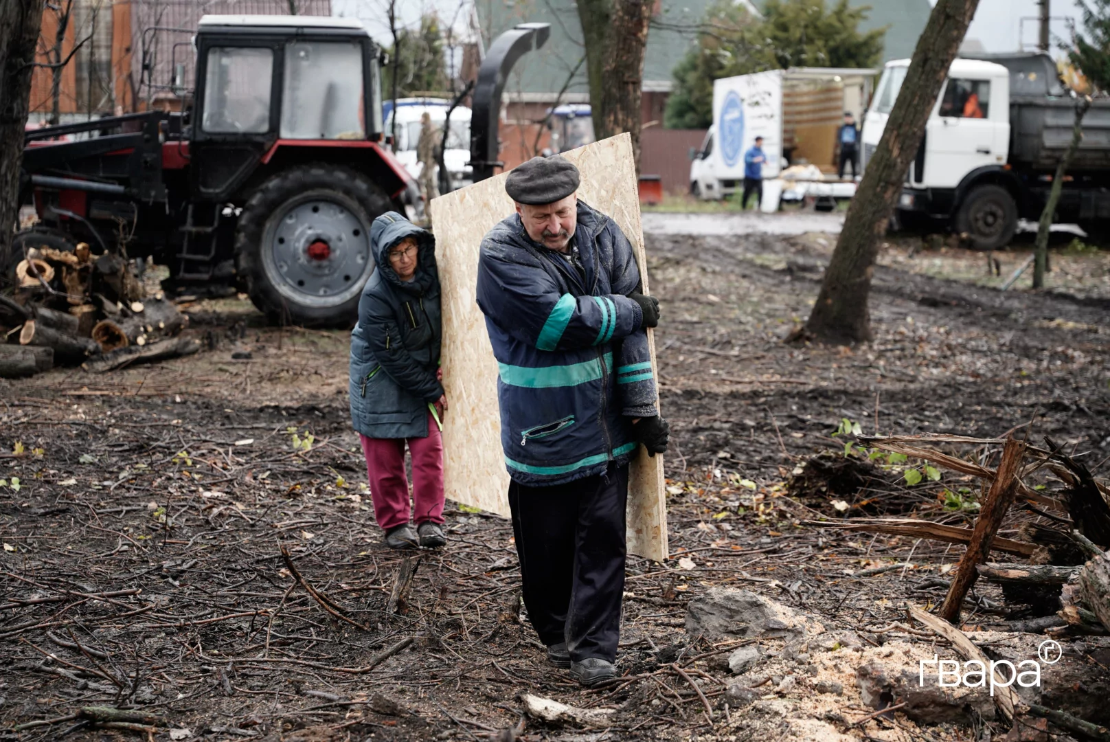 Мешканці ремонтують покрівлю після нічного вибуху