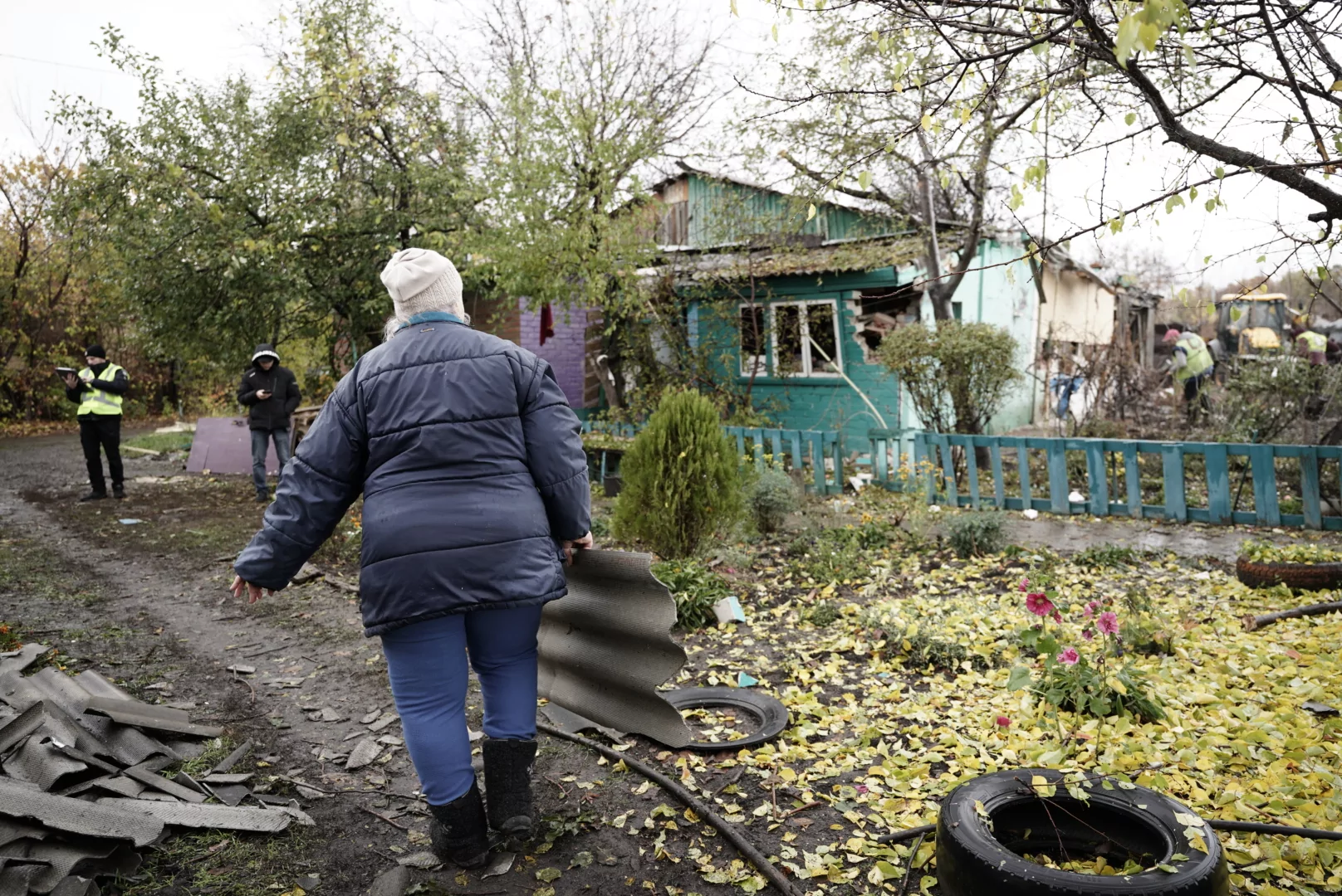 Kharkiv local carry roof’s shingle after Russian attack