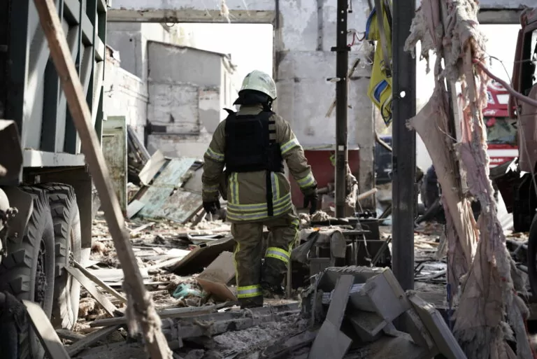 (Photos) Russia attacks Kharkiv with 5 glide bombs, injuring 9 people