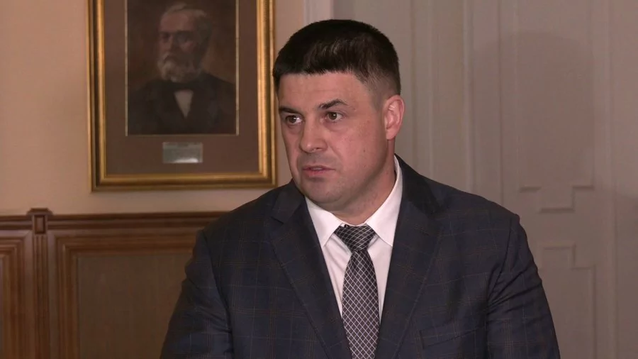 Іван Кузнєцов у офіційному костюмі.