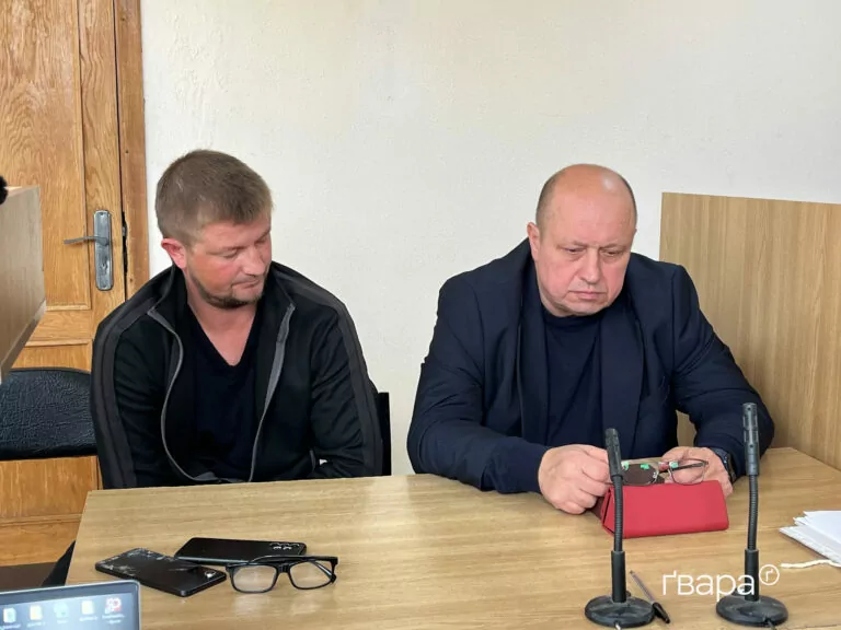 Експрацівник ТЦК, якому зачитали вирок у справі про побиття вчителя, вибив телефон з рук журналіста