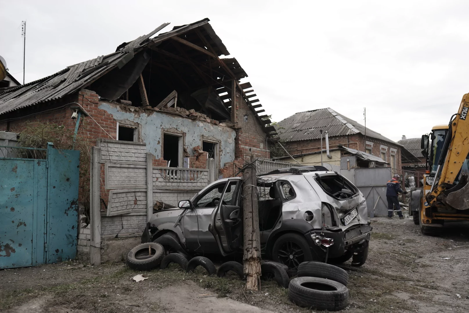Damaged car in the Saltivskyi district after Russian attack on Kharkiv on Oct. 1