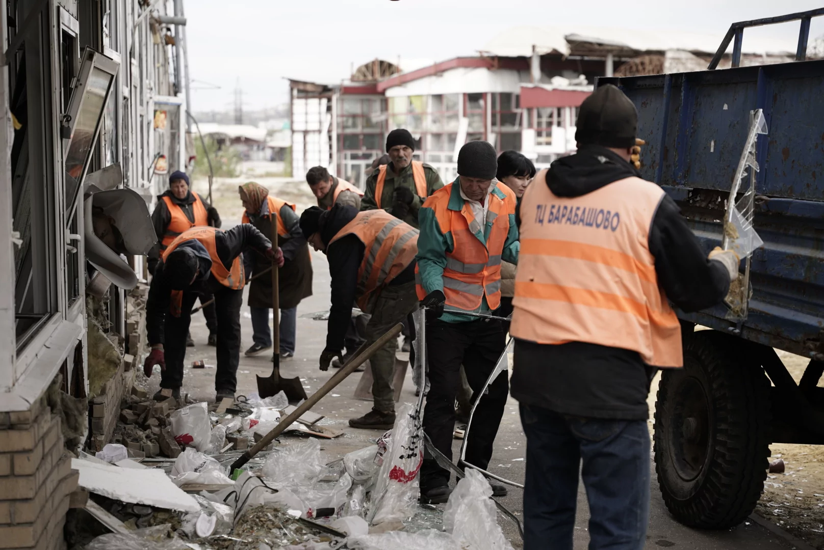 Municipal services cleaning the damage in the “Barabashovo” market in the Kyivskyi district after Russian attack on Kharkiv on Oct. 1