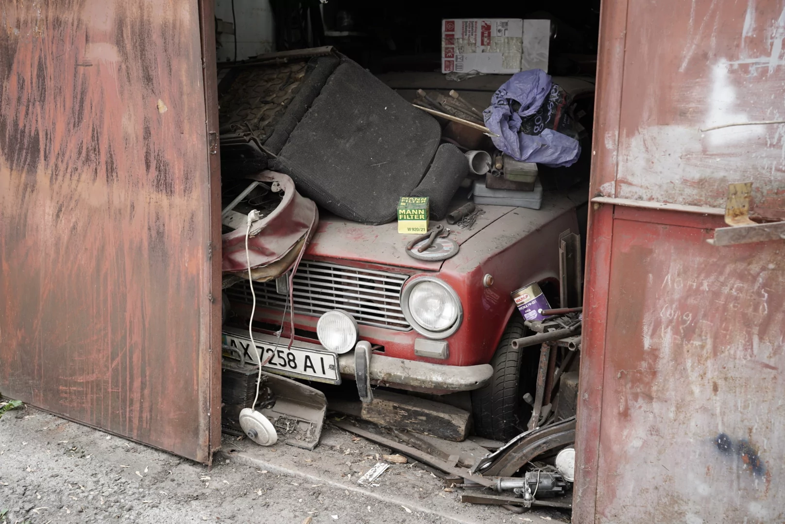Damaged car in the Saltivskyi district after Russian attack on Kharkiv on Oct. 1