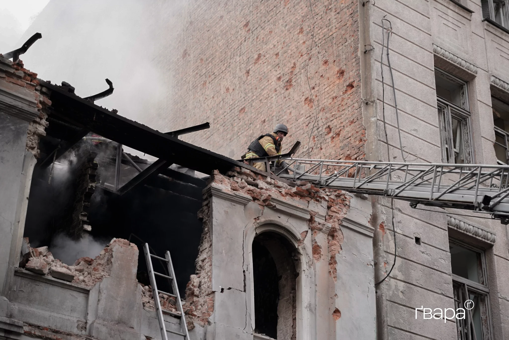 Рятувальники гасять пожежу внаслідок обстрілу дитячого садка в Холодногірському районі Харкова / Фото: Ґвара Медіа, Микита Кузнецов