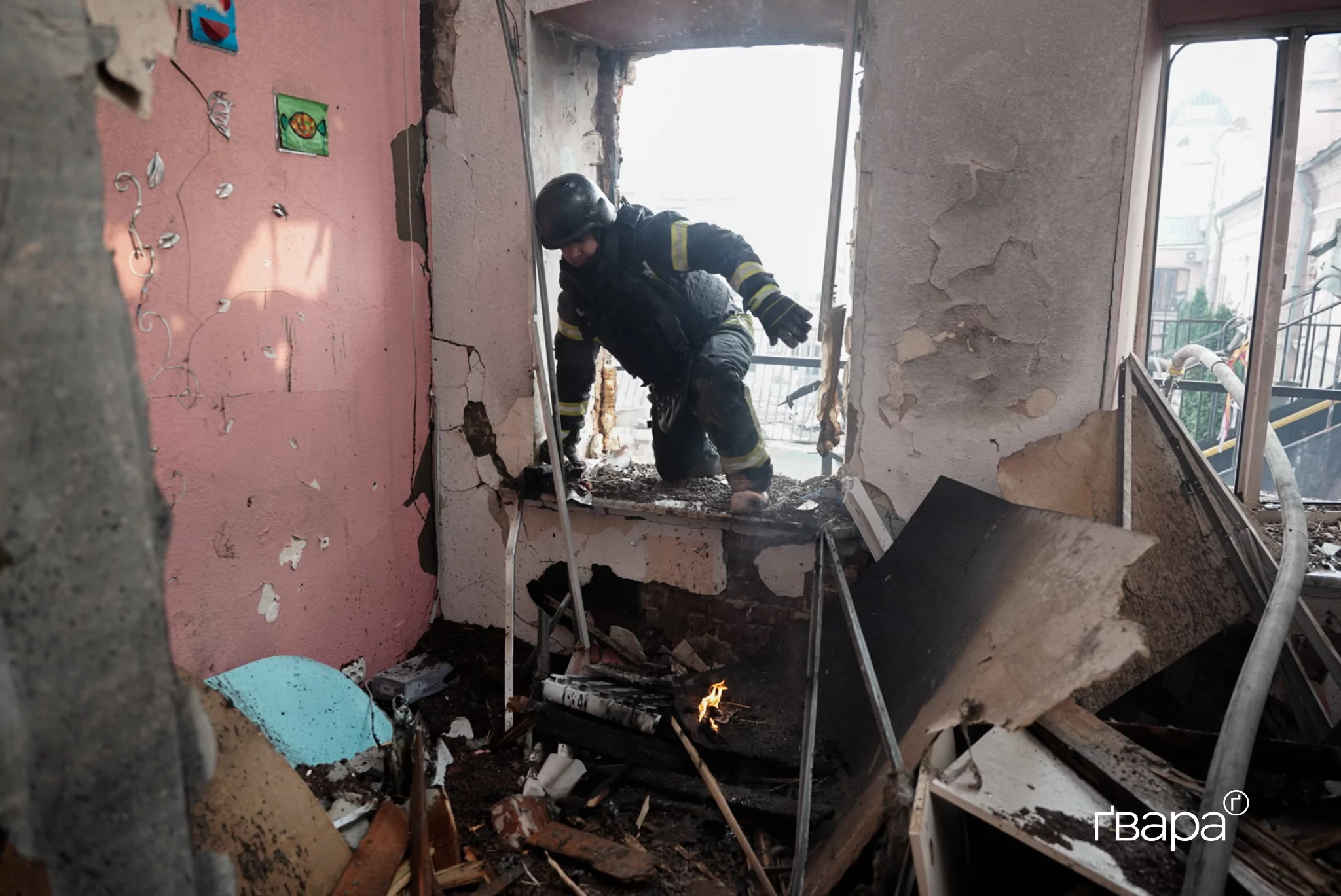 Рятувальники гасять пожежу внаслідок обстрілу дитячого садка в Холодногірському районі Харкова / Фото: Ґвара Медіа, Микита Кузнецов